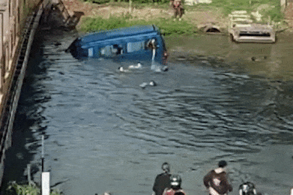 Tài xế ngủ gật, xe buýt chở 12 học sinh lao xuống sông