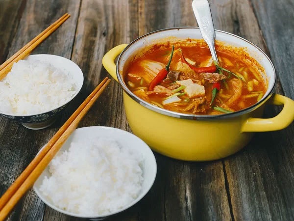 Đổi vị cho gia đình với món canh kim chi thịt bò chua cay, nóng hổi, ai thưởng thức cũng xuýt xoa khen ngon-3