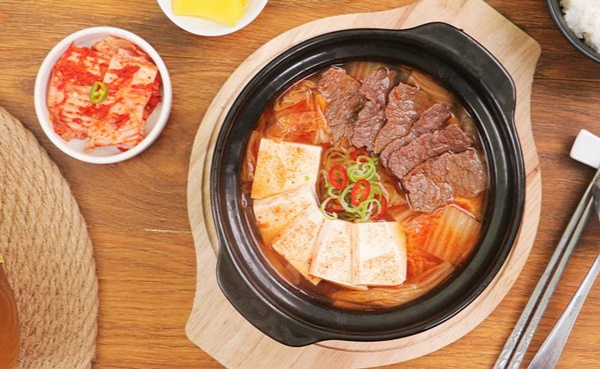 Đổi vị cho gia đình với món&nbsp;canh kim chi thịt bò chua cay, nóng hổi, ai thưởng thức cũng xuýt xoa khen ngon-4