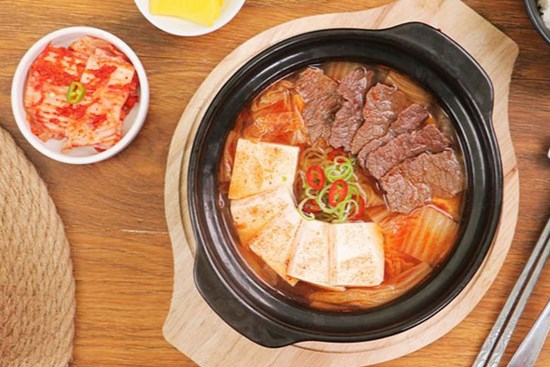 Đổi vị cho gia đình với món canh kim chi thịt bò chua cay, nóng hổi, ai thưởng thức cũng xuýt xoa khen ngon