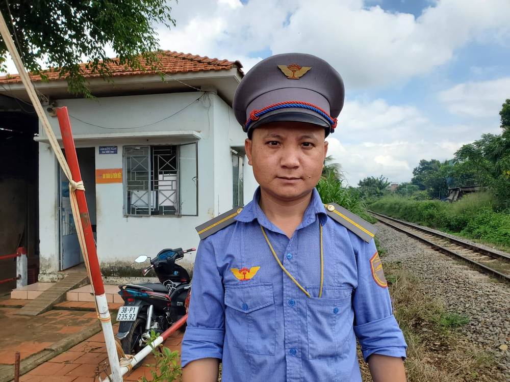 Cứu người ngã trên đường ray, nhân viên gác chắn rùng mình: Vẫn sợ khi xem lại camera”-1