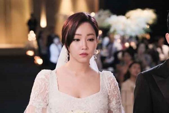 Trong ngày cưới nhận được quà không rõ người gửi, mở ra xem mà tôi điêu đứng