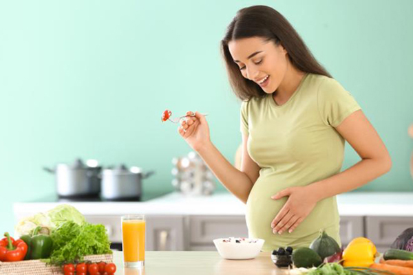 Bà bầu ăn gì để con da trắng môi đỏ ngay từ trong bụng mẹ-5