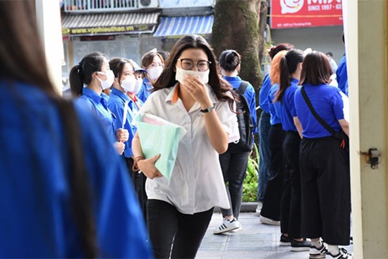 Hình ảnh thí sinh thi tốt nghiệp THPT 2022 bước vào ngày thi đầu tiên
