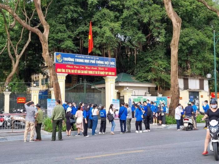 Hình ảnh thí sinh thi tốt nghiệp THPT 2022 bước vào ngày thi đầu tiên-1