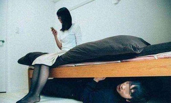 Trốn dưới gầm giường rình vợ ngoại tình suốt 8 tiếng, người đàn ông rơi cảnh thảm hại-2