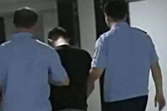 Trốn dưới gầm giường rình vợ ngoại tình suốt 8 tiếng, người đàn ông rơi cảnh thảm hại