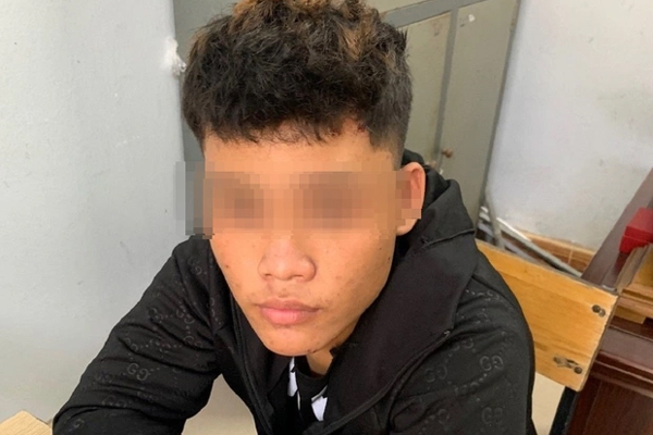 Kịch tính màn giằng co khống chế tên cướp có dao của ông chủ tiệm vàng-1