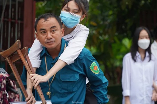 Xúc động, bố cõng con gái đi thi