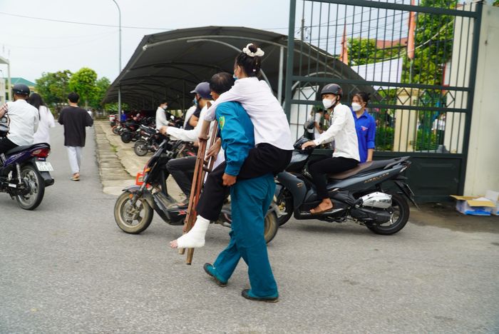 Xúc động, bố cõng con gái đi thi-2