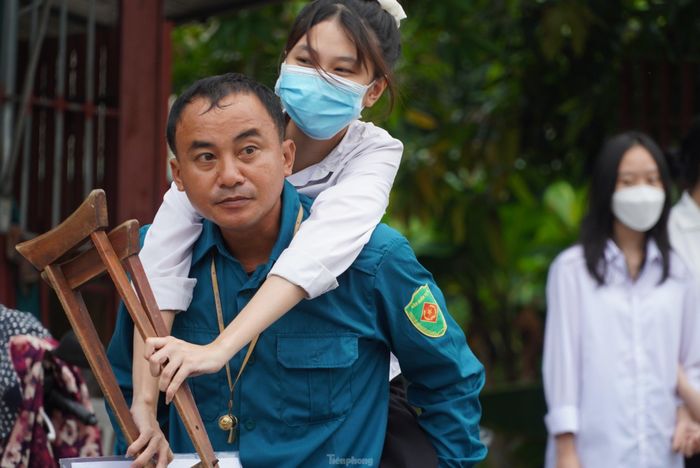 Xúc động, bố cõng con gái đi thi-3