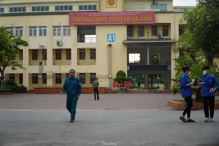 Xúc động, bố cõng con gái đi thi-4