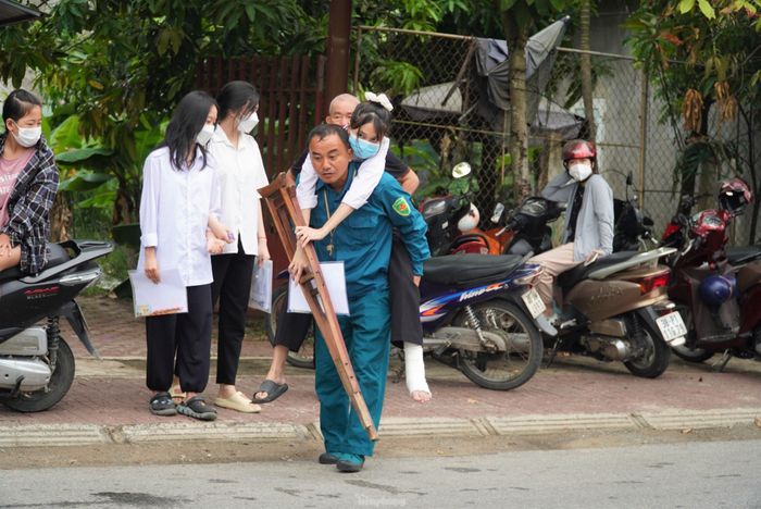 Xúc động, bố cõng con gái đi thi-1