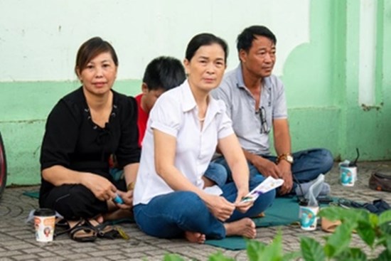Phụ huynh TP.HCM ngồi ngoài trường thi, chờ con hoàn thành môn Ngữ văn