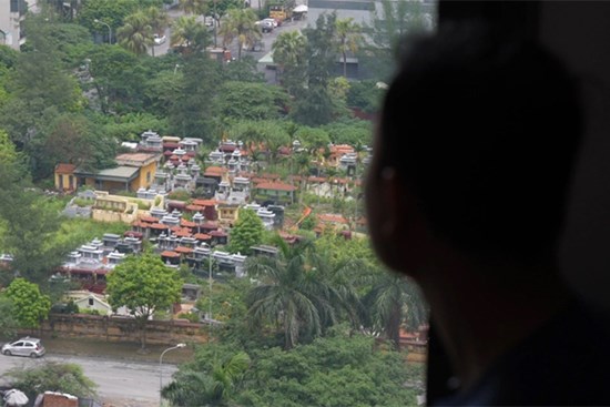 Người Hà Nội ngán ngẩm vì nhà cửa sát vách nghĩa trang