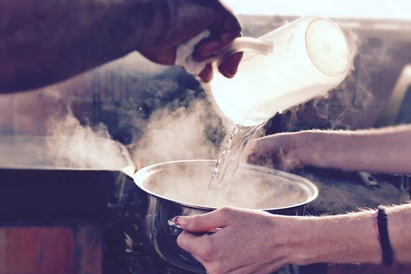 Vợ hất nước sôi vào ‘của quý’ của chồng vì nói yêu người phụ nữ khác trong cơn mơ-1