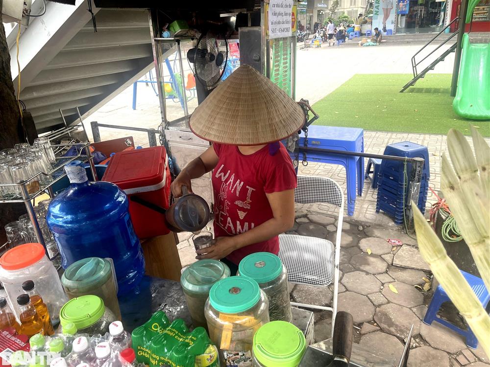 Bán nghìn cốc nước ngày nóng, chủ quán ở Hà Nội kiếm 50 triệu đồng/tháng-5
