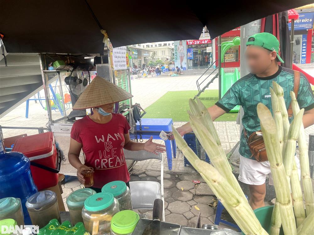 Bán nghìn cốc nước ngày nóng, chủ quán ở Hà Nội kiếm 50 triệu đồng/tháng-8