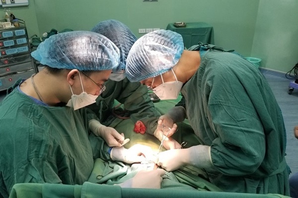 Cụ ông thử cảm giác lạ khiến quả bí đao kẹt trong hậu môn-3