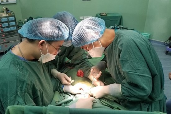 Mẹ đi mắc màn thì thấy bé trai khóc xé lòng, đưa con vào viện mới phát hiện dị vật khó tin