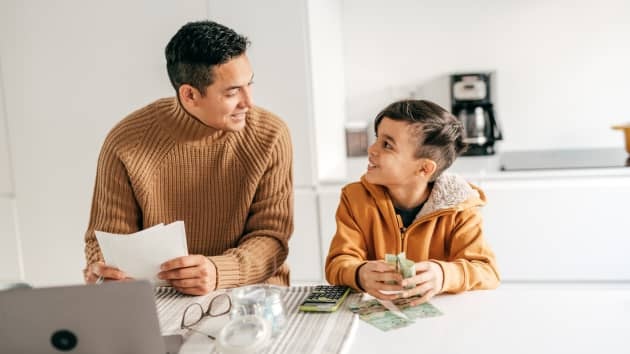 3 quy tắc chung đúc rút từ các cha mẹ có con thành đạt: Dạy con về tiền bạc thì đừng nên bỏ qua-3