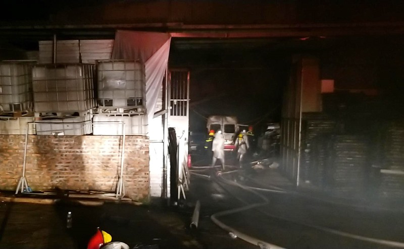 Hà Nội: Hàng trăm cảnh sát xuyên đêm khống chế đám cháy gần cây xăng-2