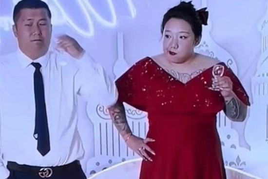 Cô dâu chống nạnh, nâng ly uống cạn cùng quan khách, dân mạng không 'ném đá' mà còn xuýt xoa vì một lý do