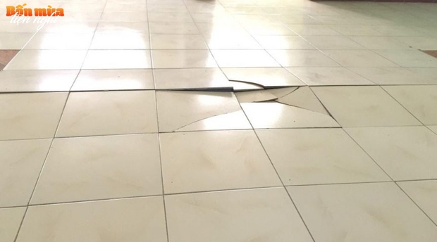 Sau mưa lớn, tường nhà, trần nhà thấm nước dẫn đến bong tróc, nứt vỡ: Xử lý như thế nào?-2