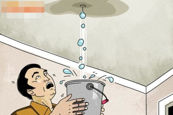 Sau mưa lớn, tường nhà, trần nhà thấm nước dẫn đến bong tróc, nứt vỡ: Xử lý như thế nào?