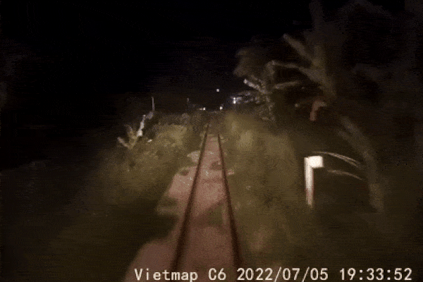 Góc camera khác vụ nhân viên gác chắn dũng cảm cứu người ngã trước mũi tàu hỏa