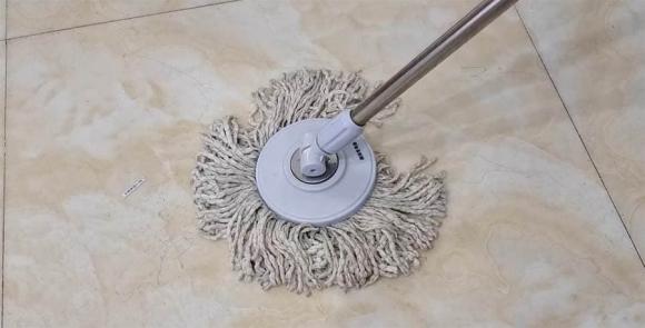 Lau sàn bằng nước sạch tương đương với lau sàn vô ích. Hãy đổ một ít nước này vào, hiệu quả thật bất ngờ-2