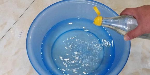 Lau sàn bằng nước sạch tương đương với lau sàn vô ích. Hãy đổ một ít nước này vào, hiệu quả thật bất ngờ-3