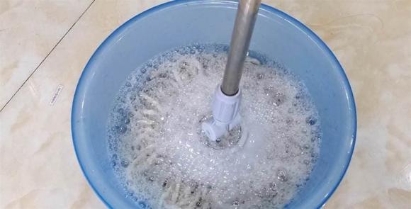 Lau sàn bằng nước sạch tương đương với lau sàn vô ích. Hãy đổ một ít nước này vào, hiệu quả thật bất ngờ-5