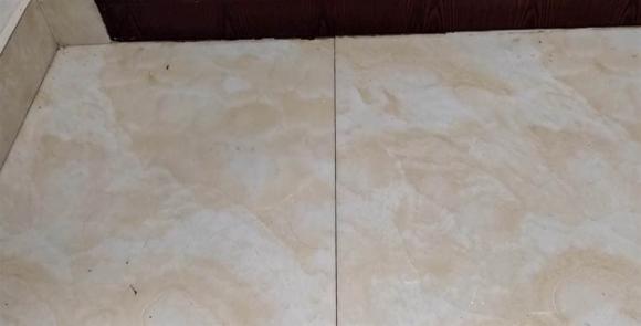 Lau sàn bằng nước sạch tương đương với lau sàn vô ích. Hãy đổ một ít nước này vào, hiệu quả thật bất ngờ-7