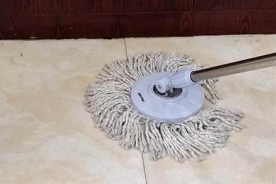 Lau sàn bằng nước sạch tương đương với lau sàn vô ích. Hãy đổ một ít nước này vào, hiệu quả thật bất ngờ