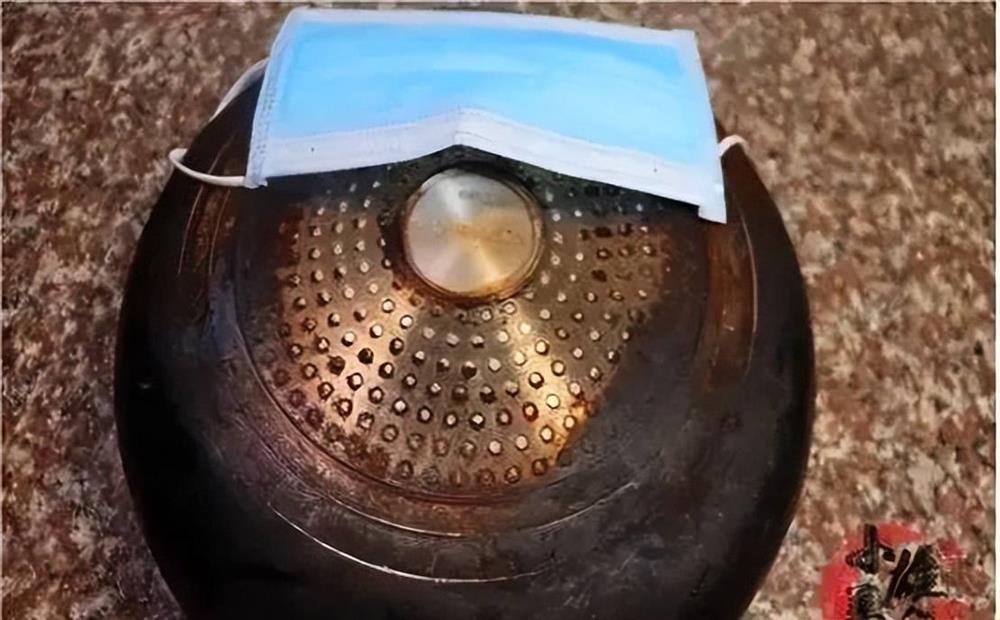 Xoong nồi dùng lâu khiến đáy bị đen bẩn? Chỉ cần một chiếc khẩu trang là bạn có thể đánh sạch ngay!-3