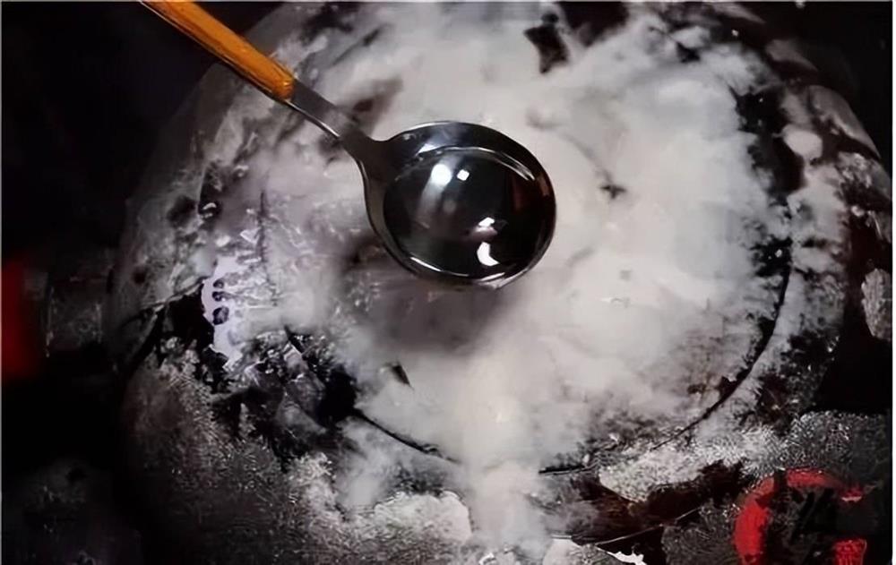 Xoong nồi dùng lâu khiến đáy bị đen bẩn? Chỉ cần một chiếc khẩu trang là bạn có thể đánh sạch ngay!-4