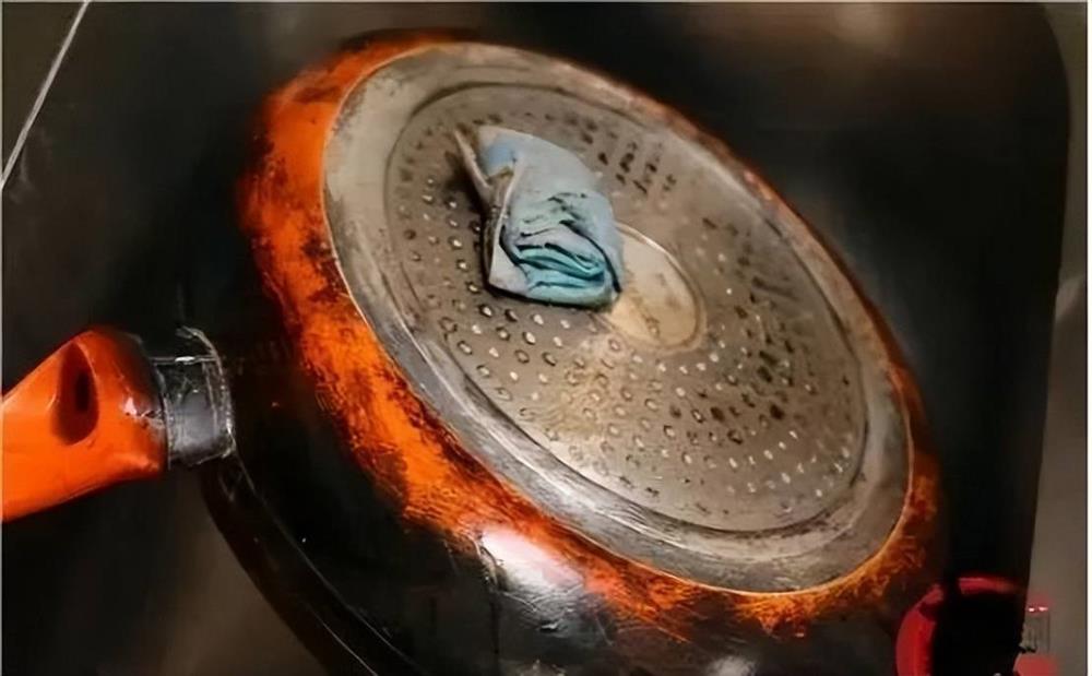 Xoong nồi dùng lâu khiến đáy bị đen bẩn? Chỉ cần một chiếc khẩu trang là bạn có thể đánh sạch ngay!-6