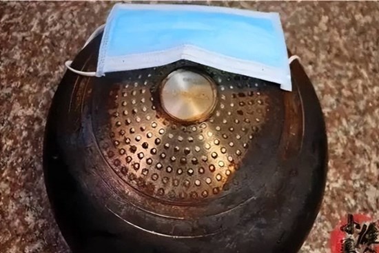 Xoong nồi dùng lâu khiến đáy bị đen bẩn? Chỉ cần một chiếc khẩu trang là bạn có thể đánh sạch ngay!