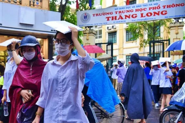 Phụ huynh vượt 40km, mang theo nồi cơm điện đưa con đi thi-4