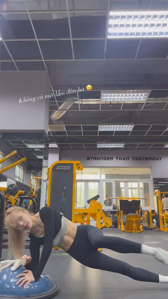 Thiều Bảo Trâm mặc đồ tập cạp trễ khoe cơ bụng cuồn cuộn-1