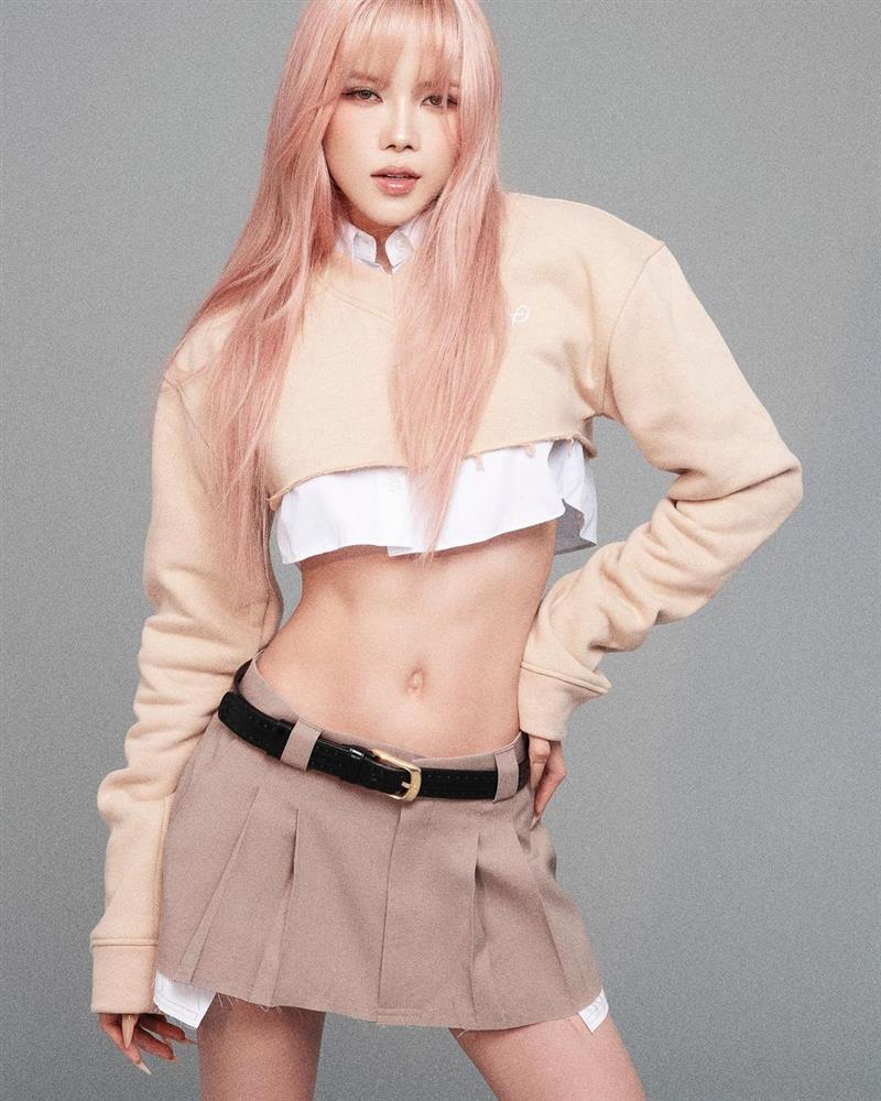 Thiều Bảo Trâm mặc đồ tập cạp trễ khoe cơ bụng cuồn cuộn-4