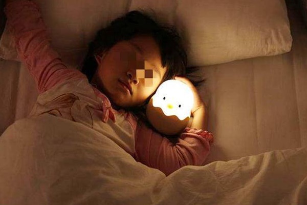 Bé gái 2 tuổi bị dậy thì sớm, mức độ phát triển hormone ngang với trẻ 10 tuổi, nguyên nhân xuất phát từ đồ vật luôn hiện hữu trong phòng ngủ của mỗi gia đình-2
