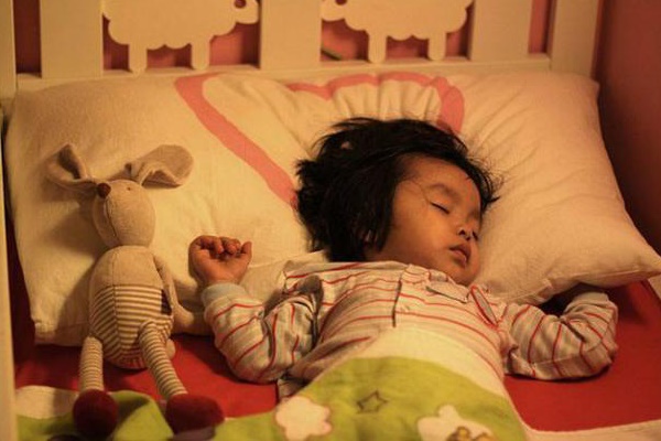 Bé gái 2 tuổi bị dậy thì sớm, mức độ phát triển hormone ngang với trẻ 10 tuổi, nguyên nhân xuất phát từ đồ vật luôn hiện hữu trong phòng ngủ của mỗi gia đình-3