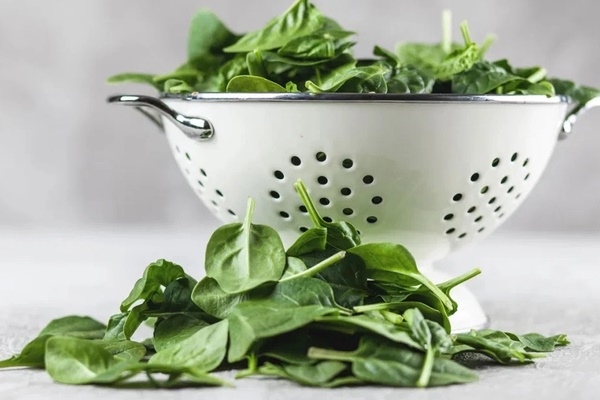 5 loại rau xanh tốt hơn cả sữa, phụ nữ sau tuổi 50 ăn đều sẽ bảo vệ collagen, xương khớp dẻo dai và luôn trẻ-1