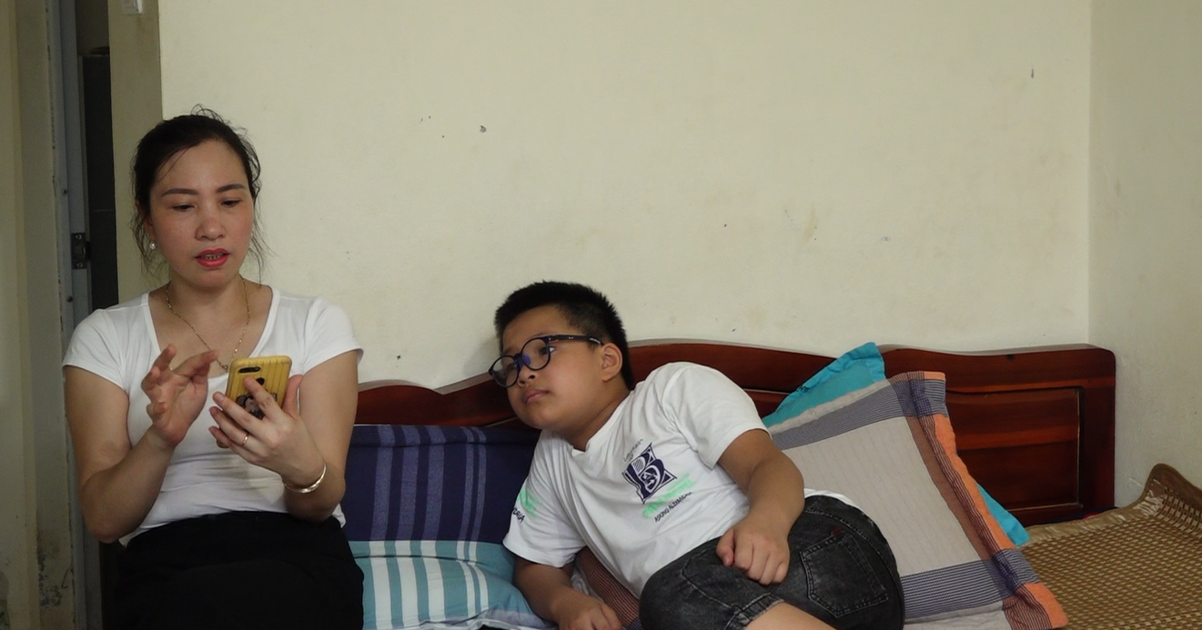 Phụ huynh vượt 40km, mang theo nồi cơm điện đưa con đi thi-1