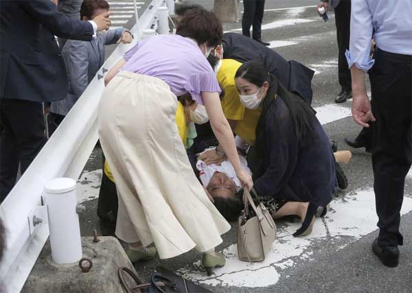 Cựu Thủ tướng Nhật Abe bị bắn gục ở Nara-1