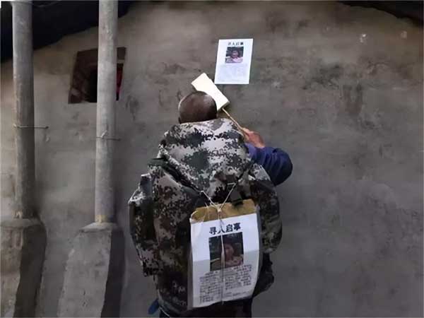 Cụ ông 75 tuổi đi bộ hơn 20.000km tìm vợ thất lạc suốt 4 năm-2