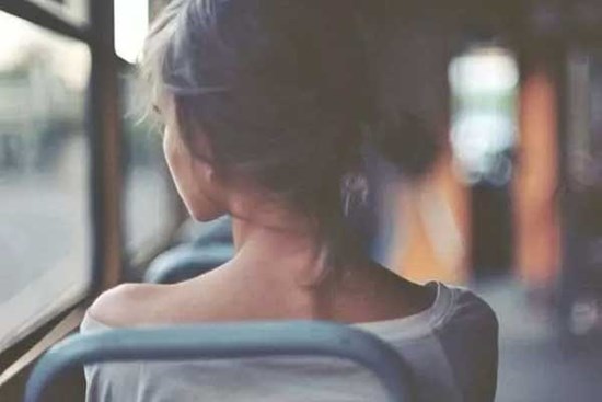 Mẹ đẻ mang quà quê lên biếu thông gia, thái độ của nhà chồng khiến tôi tức nghẹn