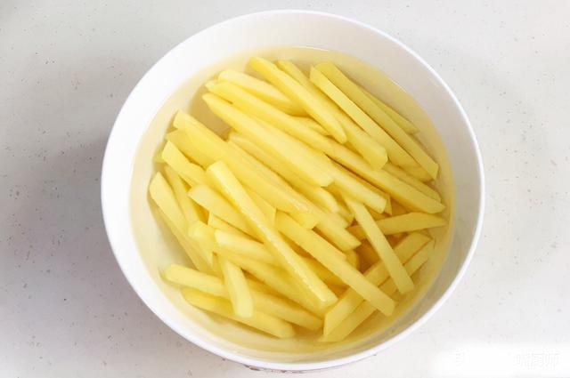 Chiên khoai tây đừng cho ngay vào chảo dầu, thêm 2 bước này khoai giòn ngon thơm nức như nhà hàng-2